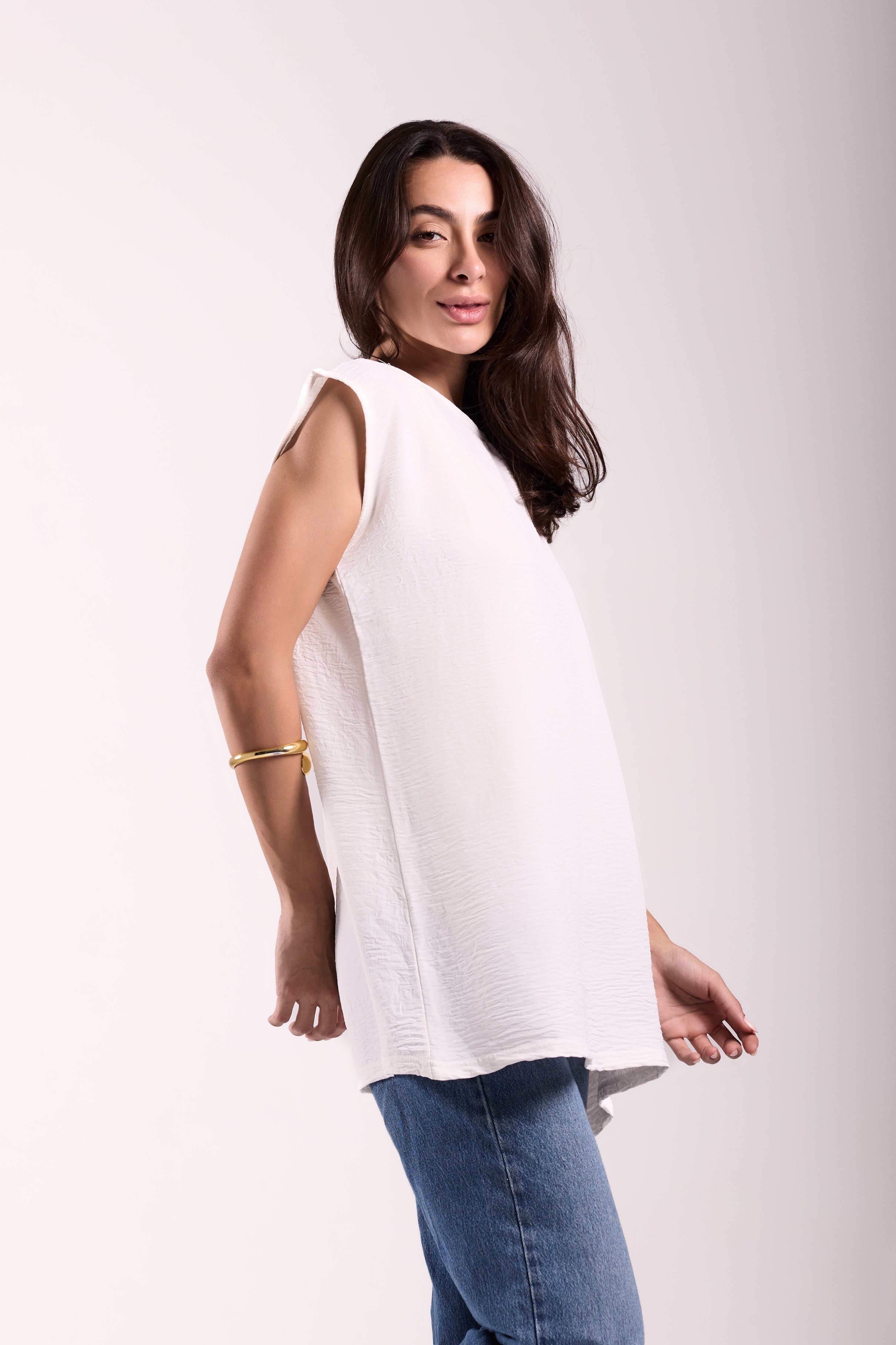 Sleeveless Crew Neck Top Material: CY