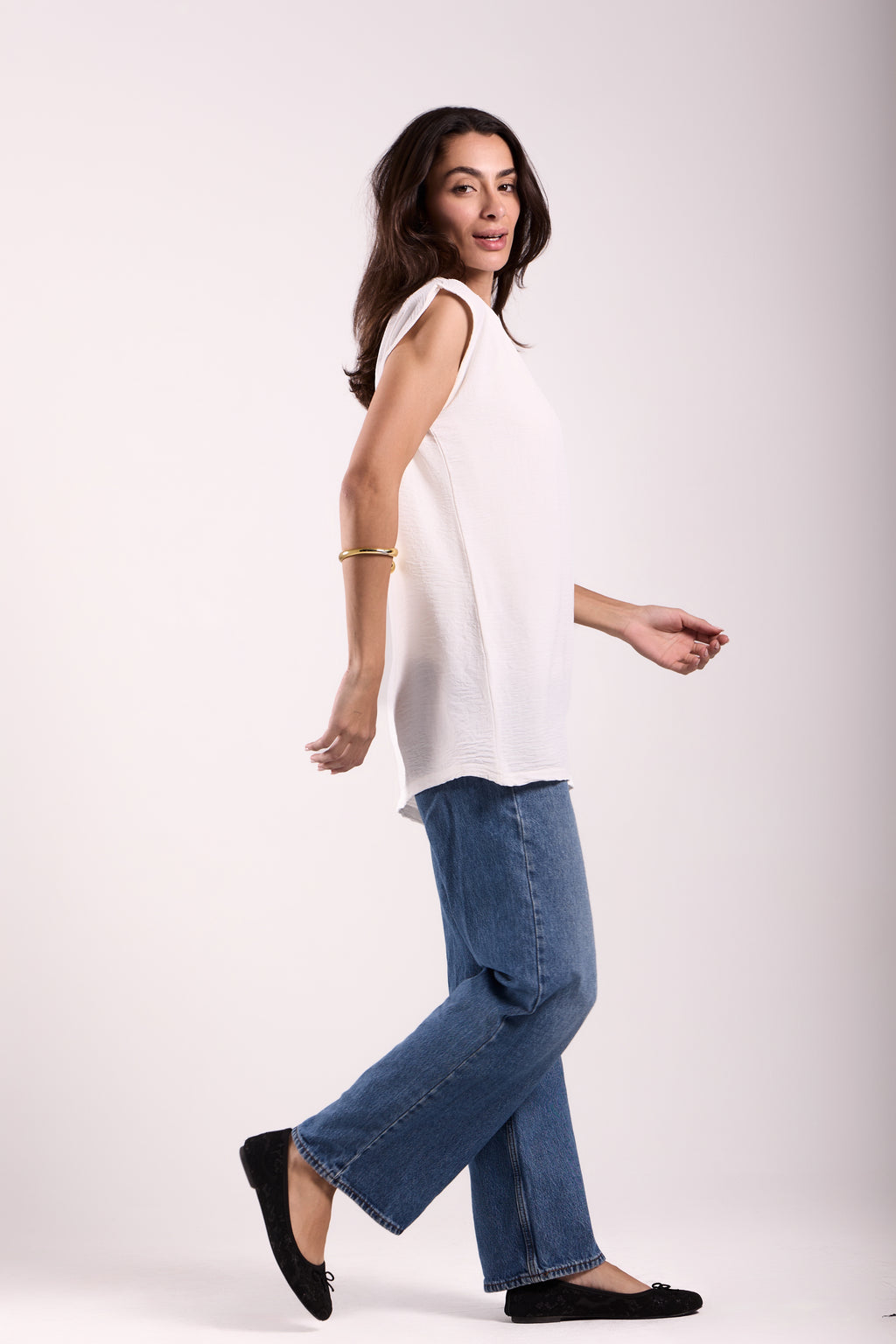 Sleeveless Crew Neck Top Material: CY